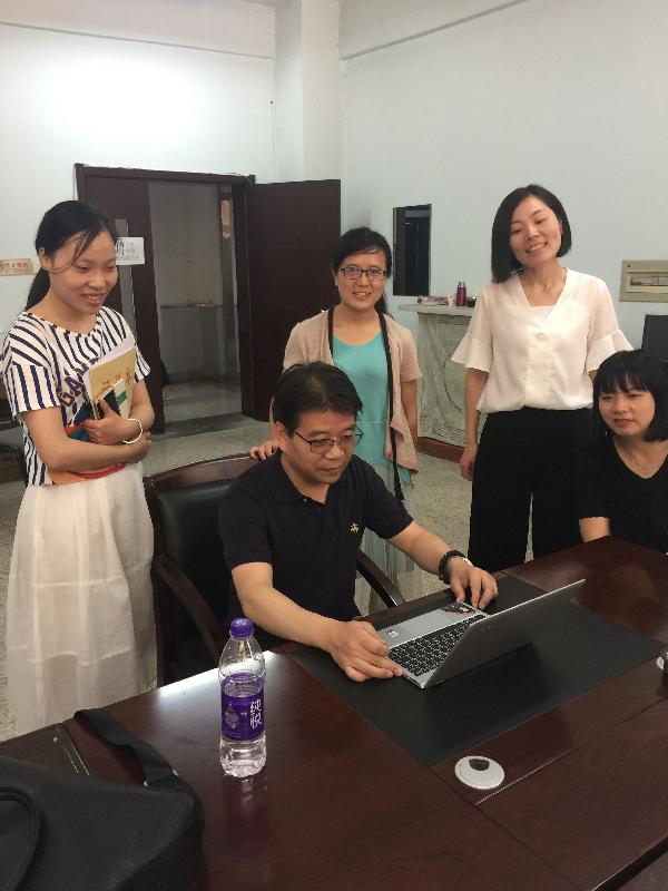 同博士回答教师的提问 同博士回答教师的提问