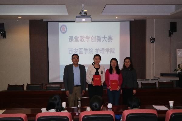 专家评委给获奖教师颁发奖状 2 专家评委给获奖教师颁发奖状 2