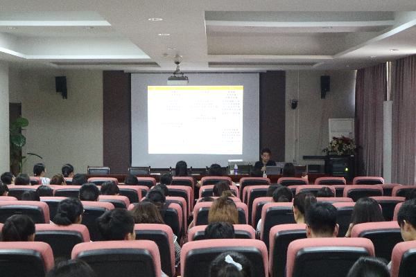 同博士作报告 同博士作报告