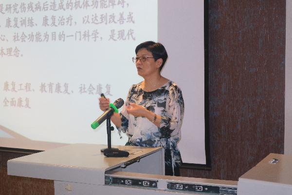 张巧俊主任耐心回答师生问题 张巧俊主任耐心回答师生问题