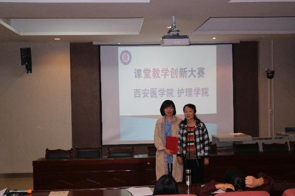 专家评委给获奖教师颁发奖状 1 专家评委给获奖教师颁发奖状 1